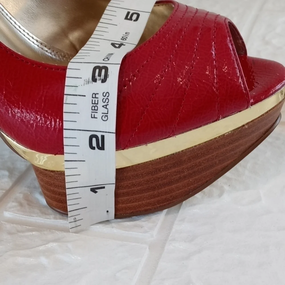 Baker's Shae platform shoes size 8 red